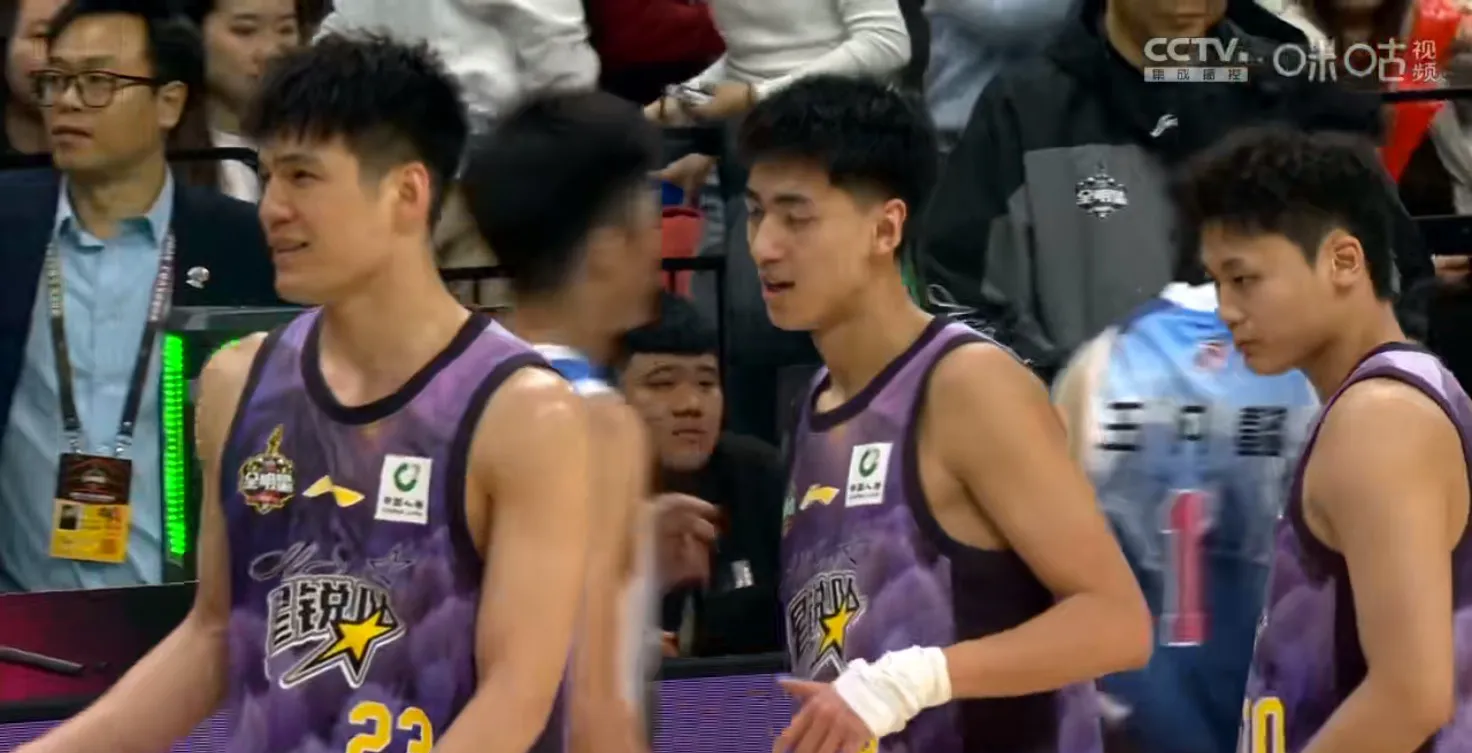FIBA三篮官方晒精彩瞬间：这里是禁飞区，吴星锐献上空中封盖