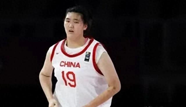 组图：中国女篮备战波黑宫鲁鸣给张子宇开小灶